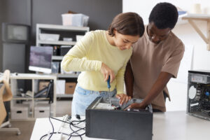 People recycling a pc