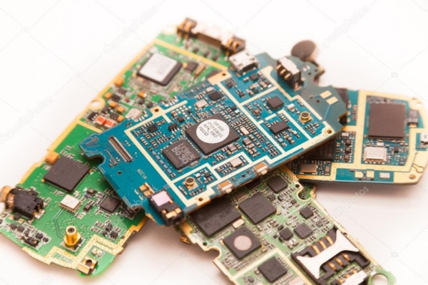 Smartphone circuit boards for recycling